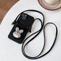 Detalle de funda iPhone negra con cordón cruzado y adorno de conejo a cuadros gris - Negro / iPhone 7/8/SE 2020