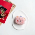 Supporto per telefono a orsetto di peluche rosa con mini cappello su vassoio - Orso con Cappello Rosa