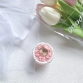 Detail of pink 3D bear phone grip with pearl border and cute ribbons on white texture - Transparent Stand - Cake Party - Pink Hat Bear