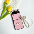 Detalle de la funda de cuero rosa para Samsung Z Flip con lazo de perlas y correa de muñeca - Rosa / Samsung ZFlip3