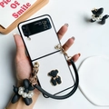 Funda de lujo acolchada blanca para Samsung Z Flip con oso y cordón de perro con perla - Blanco - Colgante de Oso - Correa de Cuero / Samsung ZFlip3