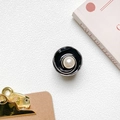 Dettaglio del supporto per telefono con perla e fiore in metallo, smalto nero e spirale - Rosa Nera
