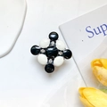 Dettaglio dell'impugnatura per telefono a croce bianco e nero con piccoli diamanti - Supporto per stoppino in metallo / Motivo a Griglia-Base Nera
