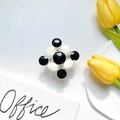 Macro di supporto per telefono a scacchi bianco e nero con strass su sfondo di tulipani - Supporto per stoppino in metallo / Motivo a Griglia-Base Trasparente