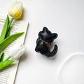 Detailsicht der katzenförmigen Handyhalterung aus Leder mit Goldkette und feiner Struktur - Halsketten Katzenstil / Schwarz