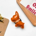 Gros plan d'un support de téléphone pliable en cuir orange en forme de chien avec coutures - Brun Foncé