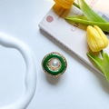 Dettaglio del supporto per telefono in metallo retrò con smalto verde e grande perla - Stile Palazzo Dorato Metallico