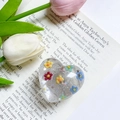 Transparenter Herz-Handygriff mit Glitzer und 3D-Blumen-Inlay aus Kunstharz - Sternenklare Bunte Blume