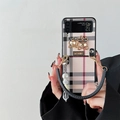 Detalle de funda Z Flip a cuadros con osos de cristal y elegante cordón de perlas - Patrón de Cuadros-Dos Osos de Gema-Colgante de Perlas Mixtas / Samsung Z Flip 5