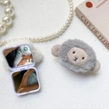 Dettaglio dello specchio da trucco portatile in peluche a forma di agnello con vetro doppio - Supporto per Specchio a Flip-Agnello di Peluche-Grigio