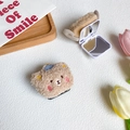 Dettaglio dello specchio da trucco pieghevole in peluche a orsetto con consistenza morbida - Supporto per Specchio a Flip Orso Gelato / Orso Marrone Chiaro