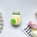 Dettaglio custodia in silicone a forma di tè al latte con cannuccia e decoro al limone - Supporto Bianco - Bottiglia Verde Limone (Stile Tè al Limone)