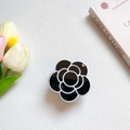 Detailopname van de zwart-witte camelia telefoonhouder op een witte achtergrond - Zwarte Camelia (Draaiende Spiegel)
