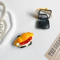 Detailansicht des realistischen Schminkspiegels in Croissant-Form mit Doppelfunktion - Schinken-Croissant-Stil