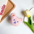 Dettaglio del supporto per telefono a forma di orsetto di peluche rosa con ricamo blu - Rosa