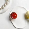 Dettaglio del supporto per cellulare rosso con stella e luna su vassoio - Supporto Colla a Goccia-Luna Stella-Rosso
