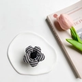 Détail du support de téléphone en forme de fleur avec tissu à motif pied-de-poule noir et blanc - Base Noire - Fleur Pied-de-Poule