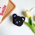 Supporto per telefono a forma di orso nero in peluche con ricami in lana di agnello - Nero