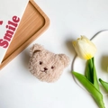 Supporto per telefono a forma di orsetto di peluche marrone chiaro con ricamo morbido - Cuoio