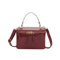Luxuriöse dunkelrote Lackleder-Box-Tasche mit goldenen Details und Schultergurt - Rot