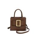 Bolso cuadrado de cuero sintético marrón con hebilla dorada grande y detalle de correa ancha - Marrón