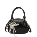 Elegante mini bolso de media luna negro con colgante de perlas y cinta de encaje blanco - Estilo Con Colgante / Negro con Colgante