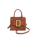 Bolso bandolera de cuero marrón con gran hebilla dorada y asa sobre fondo blanco - Marrón