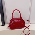 Glanzend rode bowling handtas met handvatten en een afneembare schouderriem - Rood (Geen Hanger)
