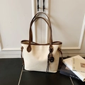 Bolso tote crema retro con ribete de cuero marrón y cordones laterales decorativos - Blanco con Colgante