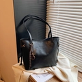 Bolso tote vintage grande de cuero sintético negro con borla y correas dobles - Negro con Colgante