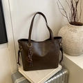 Bolso tote vintage marrón oscuro de gran capacidad con textura de cuero y colgante - Café Con Colgante