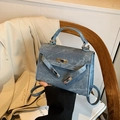 Petit sac carré en denim bleu avec fermoir rotatif argenté et poignée dessus - Bleu