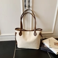 Bolso tote grande en color crema con asas marrones y bordes en contraste de diseño sutil - Blanco