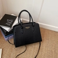 Grand sac à main noir texture crocodile avec texte de mode sur un tapis tressé - Noir