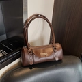 Retro dunkelbraune Bowling-Handtasche mit Ledertextur und Herz-Metallanhänger Detail - Braun
