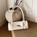 Minimalistische cremeweiße Zylindertasche mit Herzanhänger und Ledertextur - Weiß