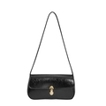 Bolso de hombro de charol PU negro con hebilla de metal dorado sobre fondo blanco - Negro