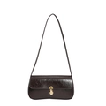 Bolso de hombro en ecocuero marrón oscuro brillante con hebilla metálica dorada - café