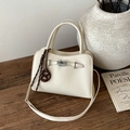 Retro crème bucket bag met litchi-patroon, zilveren draaisluiting en lederen schouderriem - Met Hanger / Wit