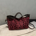 Retro-Tragetasche mit Leoparden- und Rosenmuster, Ledergriffen und goldenem Logo-Schild - Rot