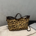 Klassische Tragetasche mit Leoparden- und Rosenmuster für Damenmode mit Lederriemen - Gelb