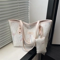 Weiße Tragetasche mit bunten Wellenstickereien und rosa Griffen, inklusive passendem Etui - Weiß
