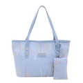 Sac cabas bleu clair avec broderie texturée et pochette assortie sur fond blanc - Bleu