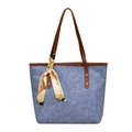 Blaue Canvas-Tote-Bag mit braunen Ledergriffen und dekorativem Seidenschal-Accessoire - Blau