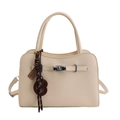 Sac à main minimaliste en cuir grainé beige avec fermoir tournant argenté et breloques - Blanc avec Pendentif