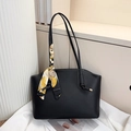 Bolso tote de cuero negro con pañuelo de seda y tirantes finos en estante minimalista - Negro