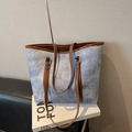 Lichtblauwe denim shopper met bruine leren handvatten voor woon-werkverkeer en mode - Blauw