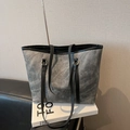 Franse tote bag van grijze acid-wash stof met zwarte lederen handvatten en zilveren ringen - Zwart