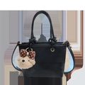 Elegante borsa a secchiello nera con ciondolo a forma di orsetto e tracolla regolabile - Nero con Pendente