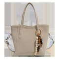 Beige Lederbeuteltasche mit Perlenanhänger und Aufdruck Fashion & Bags auf der Front - Weiß mit Anhänger